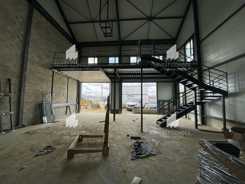 Light Industrial in Groslay to rent - Interior Photo - Image 2 of 8