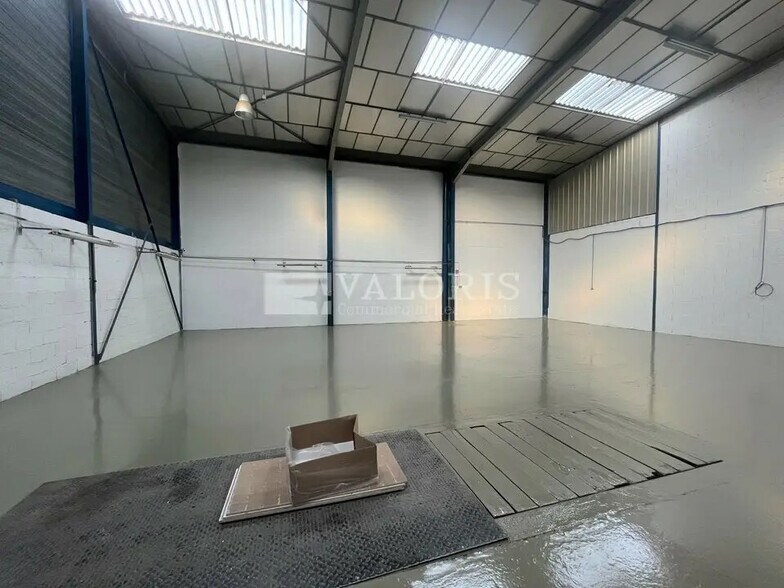 Light Industrial in Chassieu to rent - Interior Photo - Image 3 of 8