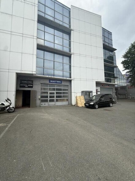 Light Industrial in LA PLAINE SAINT DENIS to rent - Building Photo - Image 3 of 4