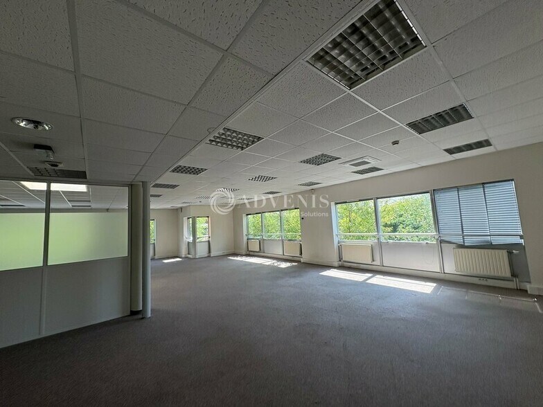11 Rue Jacques Cartier, Guyancourt to rent - Interior Photo - Image 2 of 6