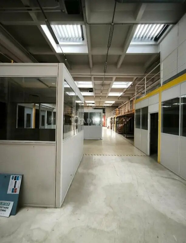 Light Industrial in Rungis to rent Building Photo- Image 1 of 3