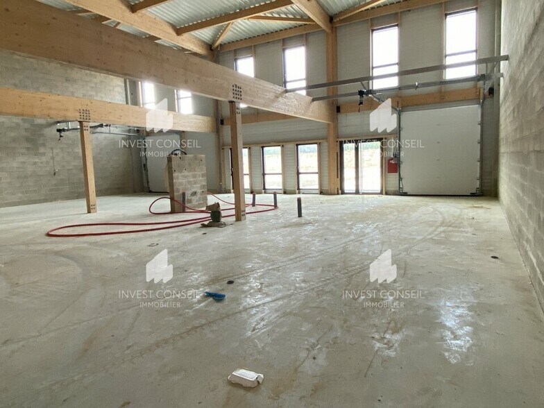 Light Industrial in Puiseux-en-France to rent - Interior Photo - Image 3 of 6