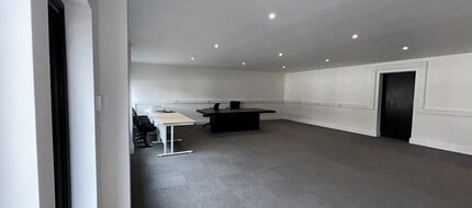 1 Shepherds Grove Ln, East Grinstead to rent Interior Photo- Image 1 of 3