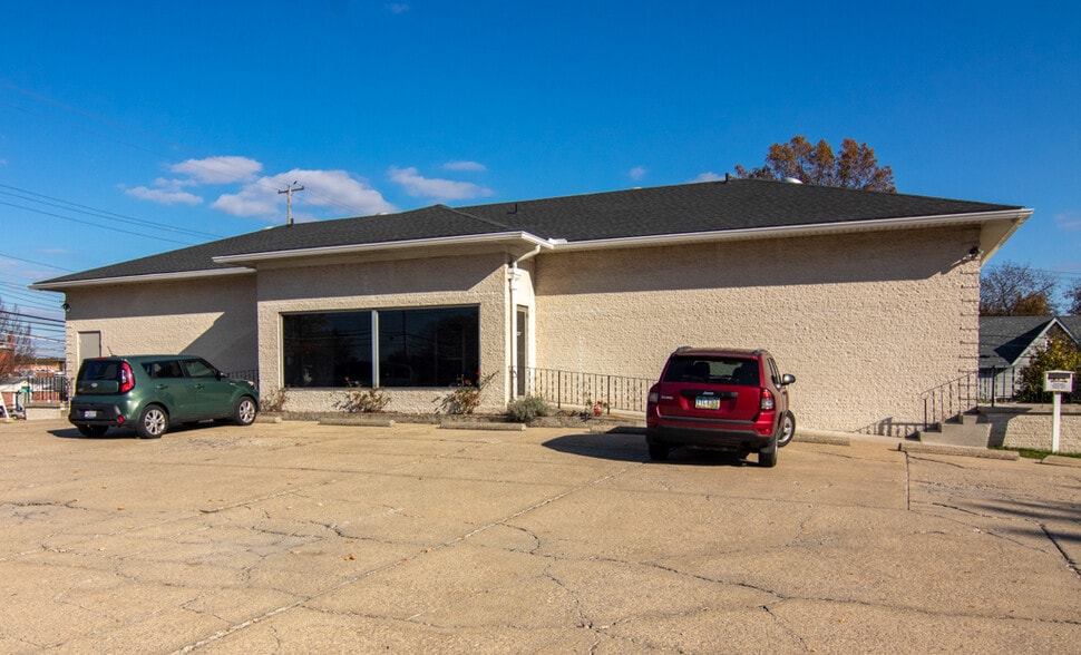 402 S Chestnut St, Ravenna 44266 UK