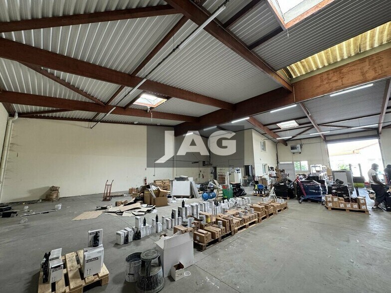 Light Industrial in Décines-Charpieu to rent - Interior Photo - Image 2 of 8