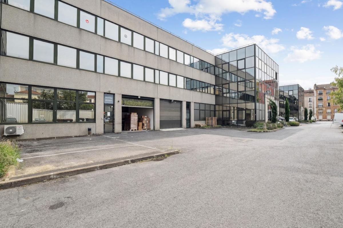Office in Ivry-sur-Seine to rent Building Photo- Image 1 of 19