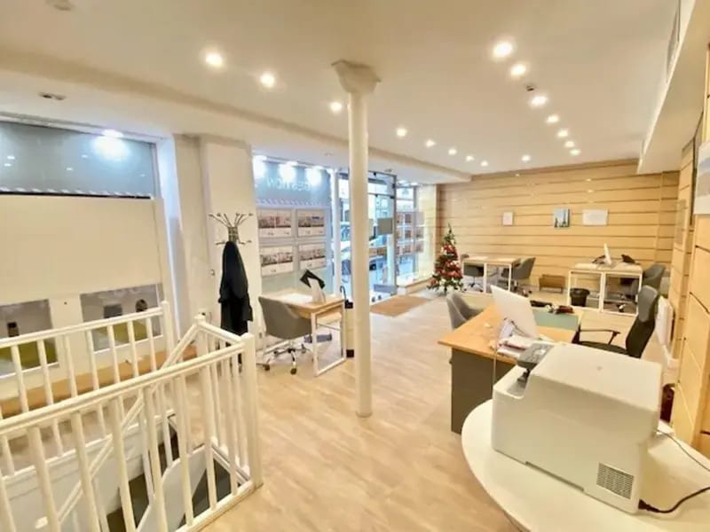 Retail in Paris to rent Interior Photo- Image 1 of 6