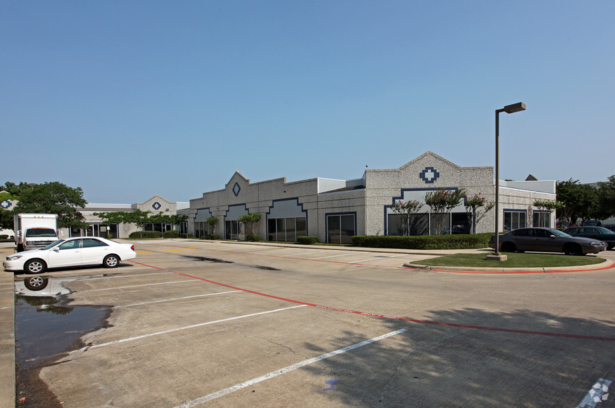 1421 Champion Dr, Carrollton, TX for rent - Building Photo - Image 3 of 12