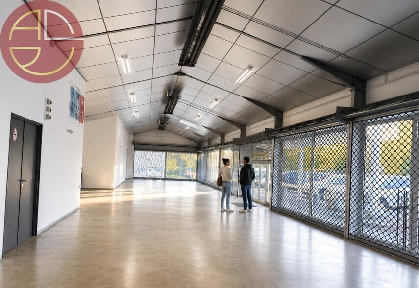 Retail in Muret to rent - Interior Photo - Image 1 of 5