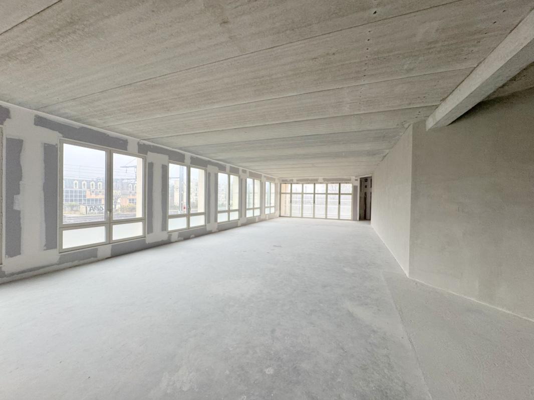 Office in Versailles to rent Building Photo- Image 1 of 13