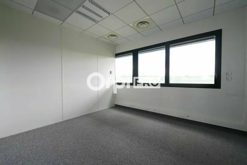 Office in Saint-Priest to rent Interior Photo- Image 1 of 8