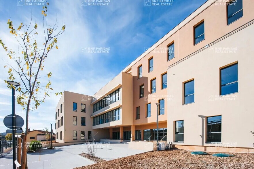 Office in Aix-en-Provence to rent - Building Photo - Image 1 of 35