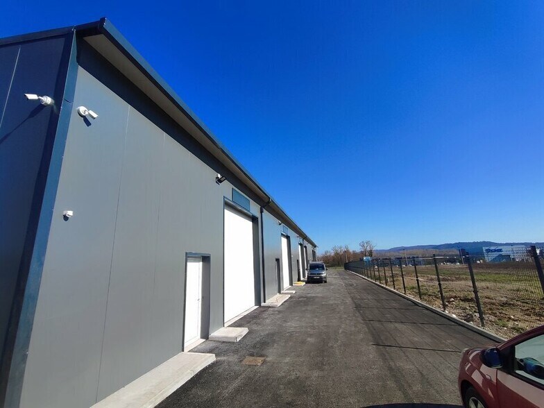 Light Industrial in Vaulx-Milieu to rent - Building Photo - Image 2 of 10