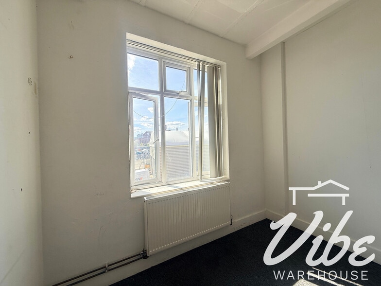 445 Wick Ln, London to rent - Building Photo - Image 3 of 10