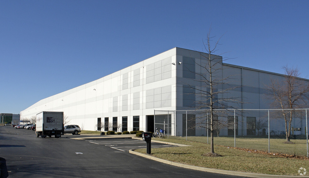 1 Gateway Commerce Center Dr W, Edwardsville, IL for rent - Building Photo - Image 1 of 7