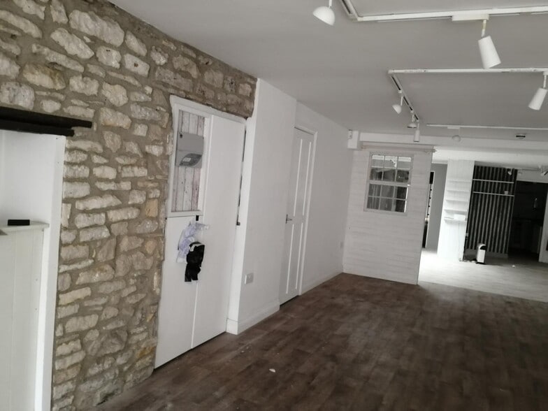 53 High St, Witney to rent - Interior Photo - Image 2 of 8