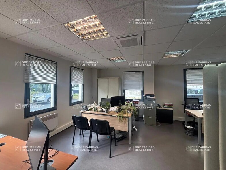 13 Rue Des Entrepreneurs, Marcq-en-Baroeul to rent - Building Photo - Image 2 of 17