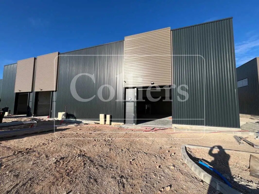 Office in Venelles to rent Construction Photo- Image 1 of 8