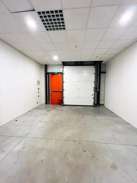 Office in Élancourt to rent - Building Photo - Image 3 of 15