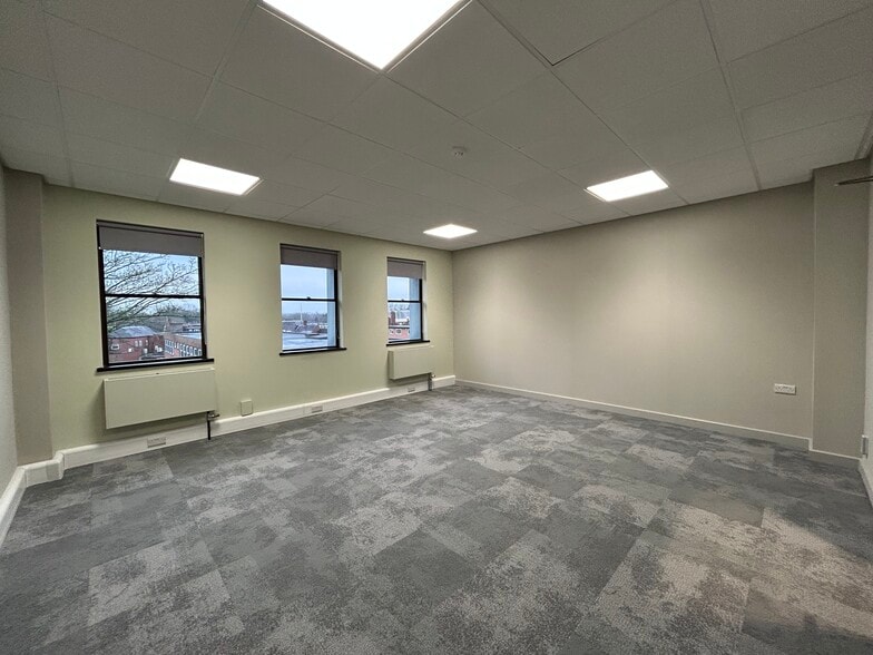 Water Ln, Wilmslow to rent - Building Photo - Image 2 of 12