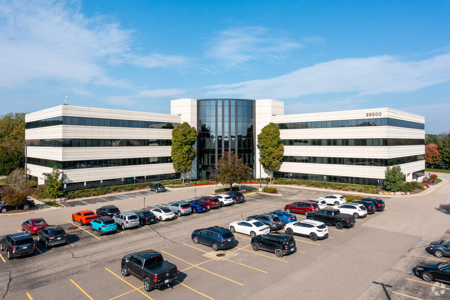 39500 High Pointe Blvd, Novi, MI for rent - Building Photo - Image 1 of 15