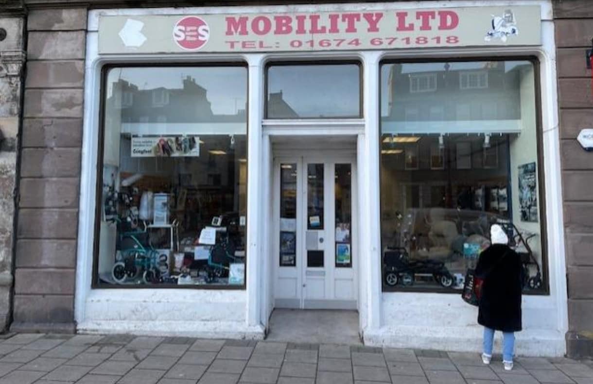 116 High St, Montrose to rent Building Photo- Image 1 of 2