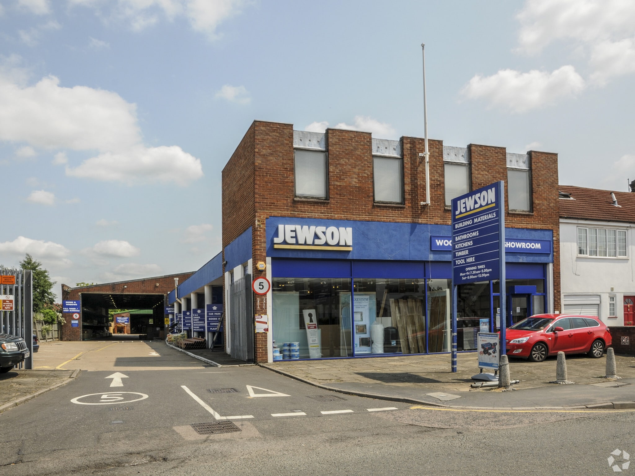 Jewson, Queens Avenue, Watford, WD18 7NW portfolio of 3 properties for sale on LoopNet.co.uk Primary Photo- Image 1 of 4