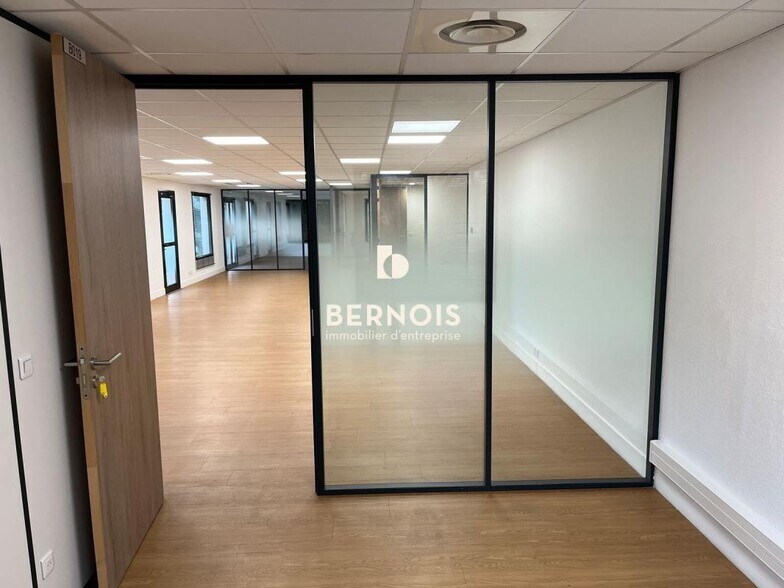 Office in La Seyne-sur-Mer to rent - Interior Photo - Image 2 of 12