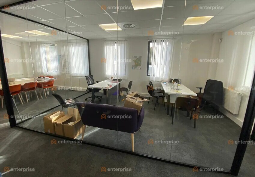 Light Industrial in Lesquin to rent - Interior Photo - Image 2 of 4