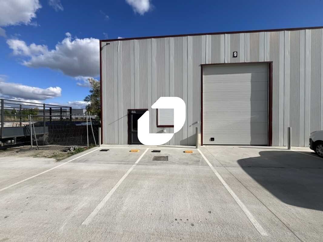 Light Industrial in Marolles-en-Hurepoix to rent Building Photo- Image 1 of 6