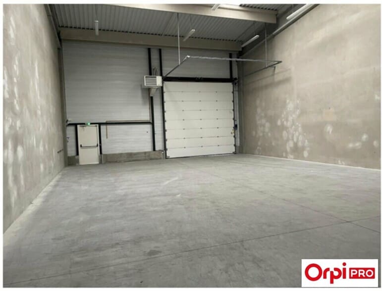 Light Industrial in Saint-Quentin-Fallavier to rent - Building Photo - Image 2 of 6