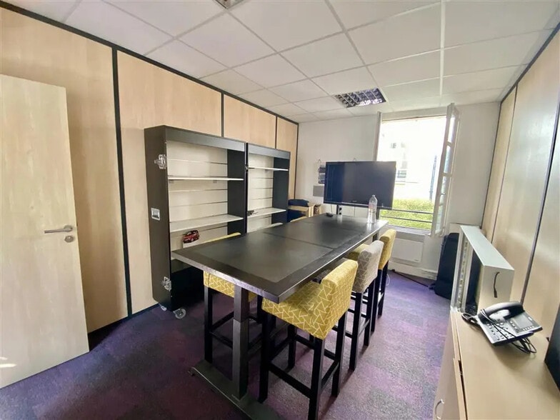 Office in Sèvres to rent - Building Photo - Image 3 of 9