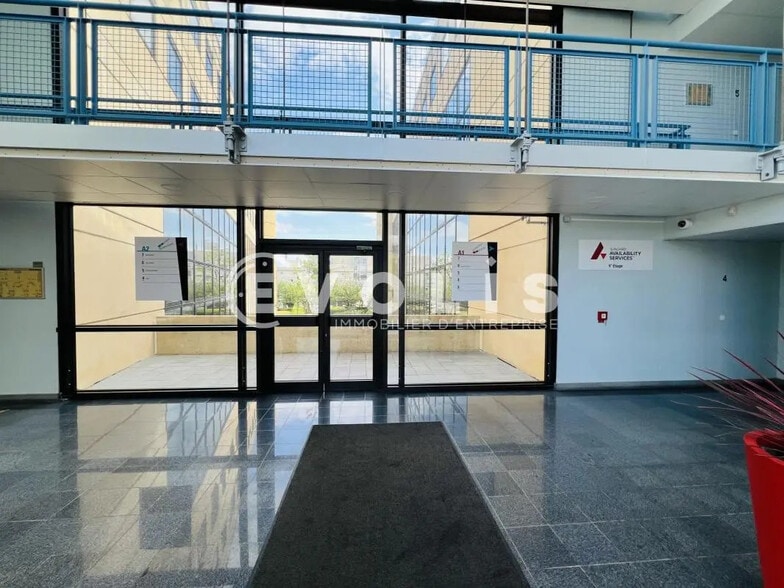 Office in Lognes to rent - Lobby - Image 2 of 11