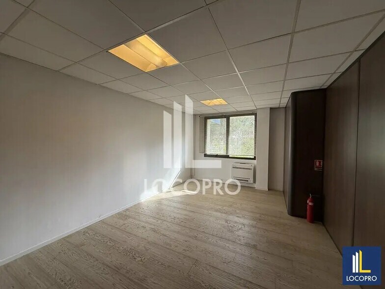 Office in Valbonne to rent - Interior Photo - Image 3 of 12