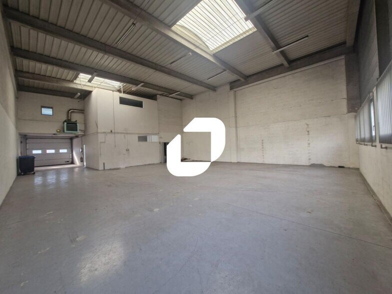 Light Industrial in Champs-sur-Marne to rent - Interior Photo - Image 2 of 10