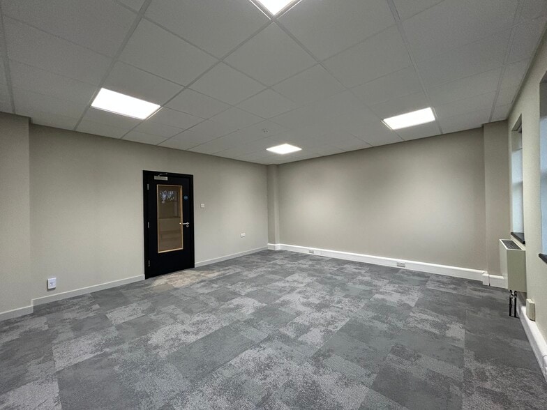 Water Ln, Wilmslow to rent - Building Photo - Image 3 of 12