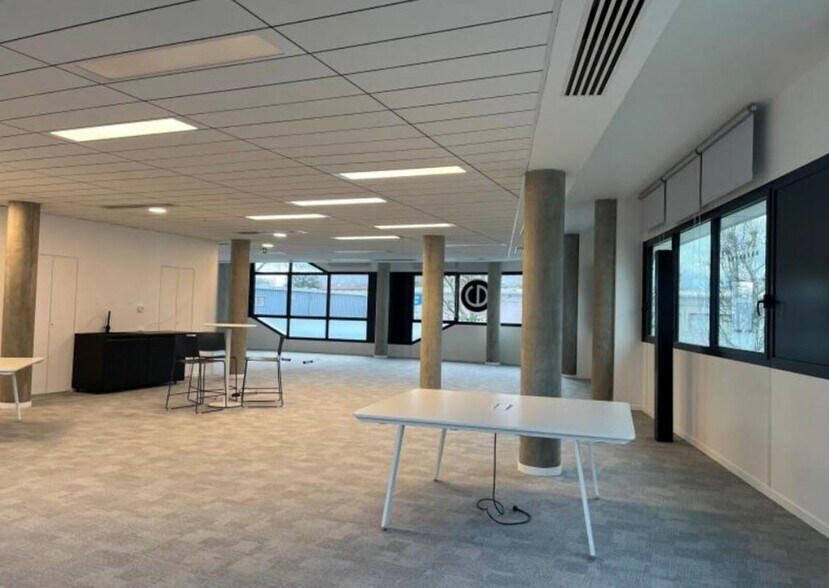 Office in CHAMPAGNE-AU-MONT-D'OR to rent - Interior Photo - Image 3 of 12
