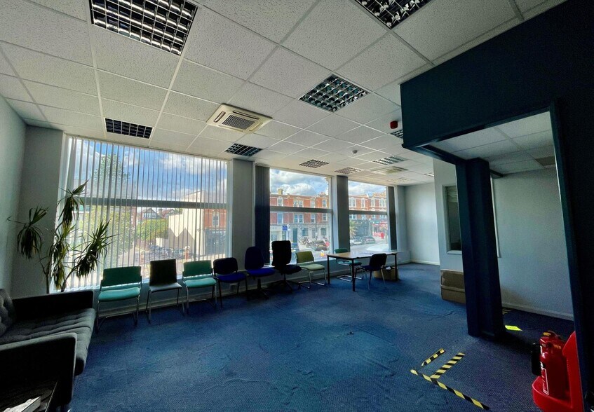 22-24 Hamlet Court Rd, Westcliff On Sea to rent - Interior Photo - Image 3 of 6