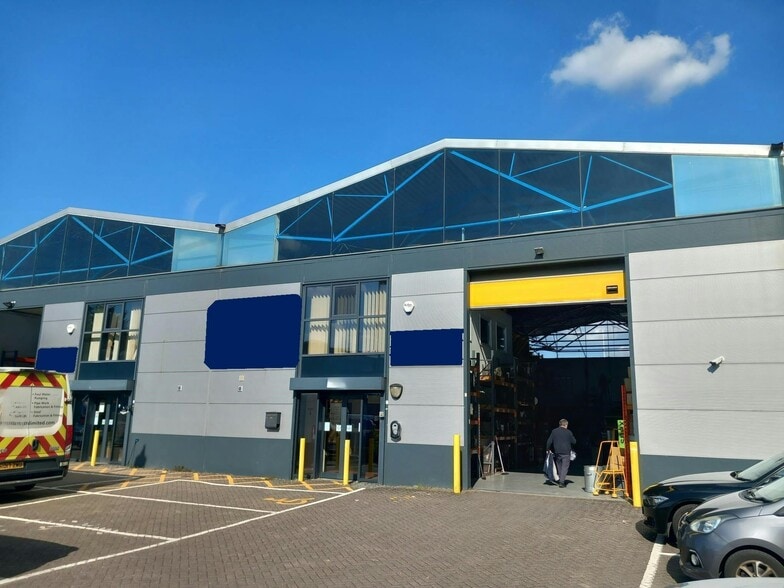 Priors Way, Maidenhead to rent - Building Photo - Image 1 of 3