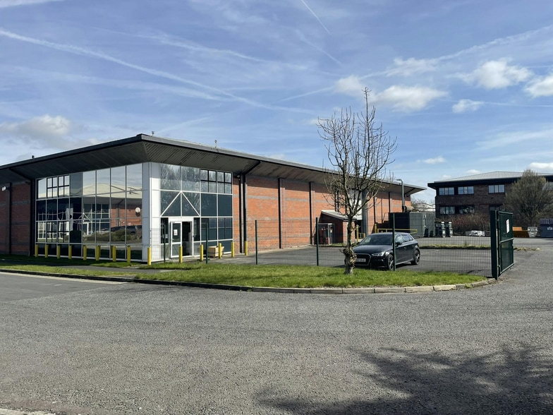 18 Barrs Fold Rd, Bolton to rent - Building Photo - Image 1 of 4