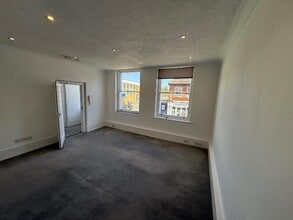71 High St, Burnham to rent Interior Photo- Image 2 of 2