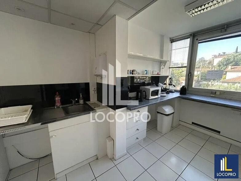 Office in Le Cannet to rent - Building Photo - Image 3 of 8