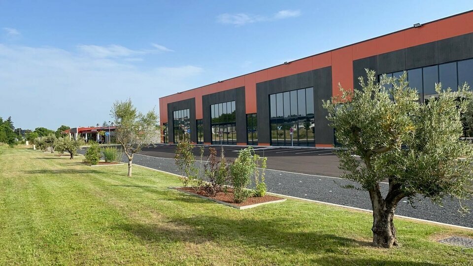 Retail in Saint-Quentin-Fallavier to rent - Building Photo - Image 2 of 6
