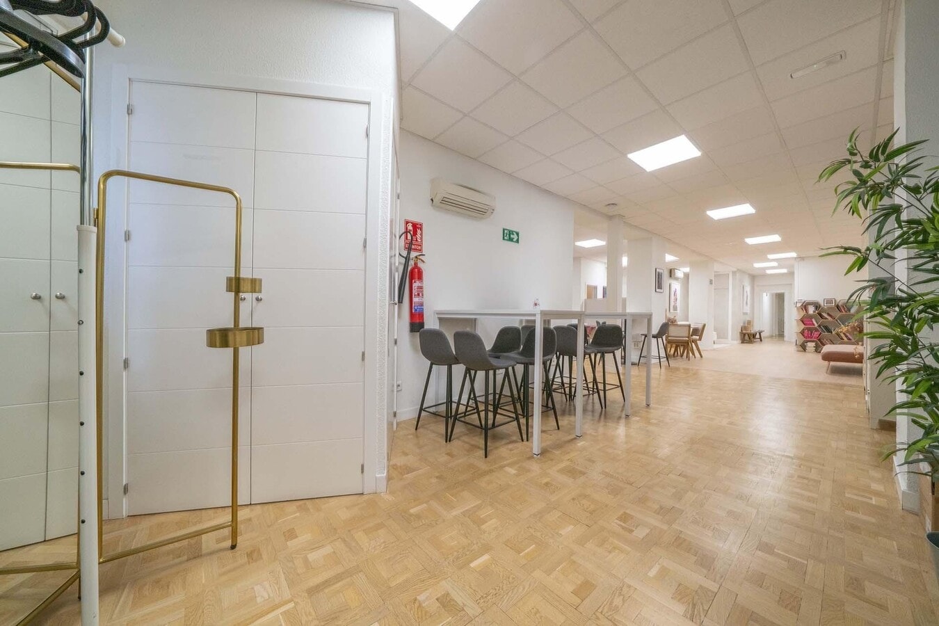 Madrid, MAD 28036 - Unit 01 - - Interior Photo - Image 2 of 16