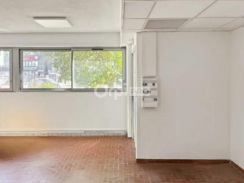 Office in Aubagne to rent - Interior Photo - Image 2 of 5