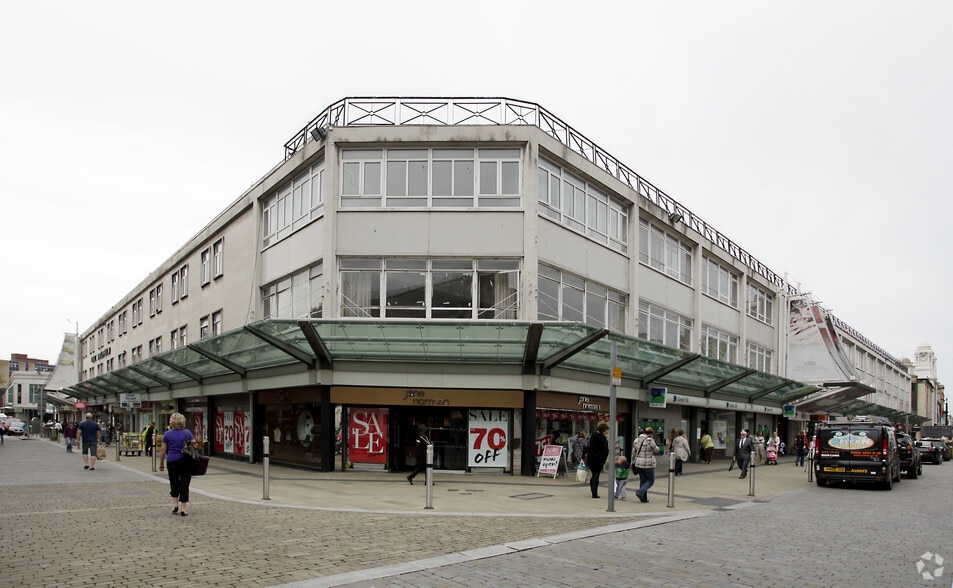 26/27 The Quadrant, Swansea to rent - Primary Photo - Image 1 of 21