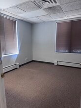 11-21 N Skokie Hwy, Lake Bluff, IL to rent Interior Photo- Image 2 of 7