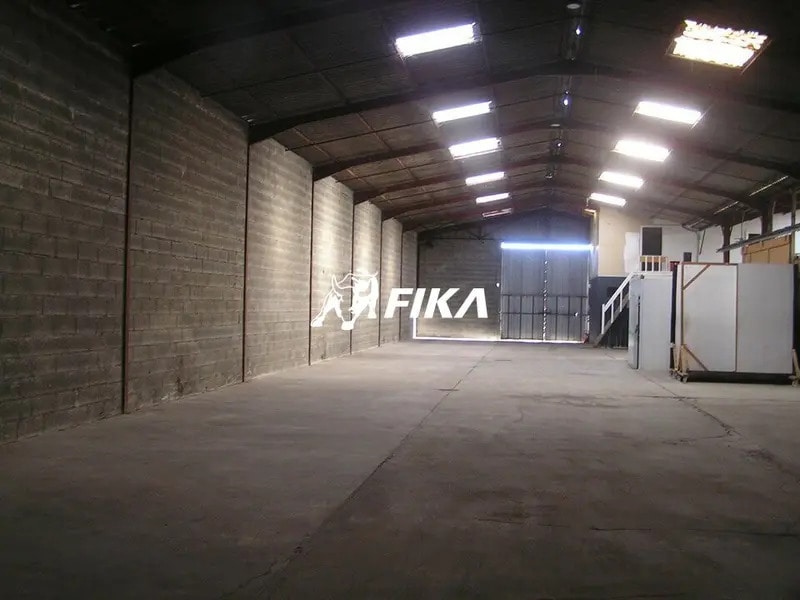 Location Local d'activités 1 200 m² - Photo 1
