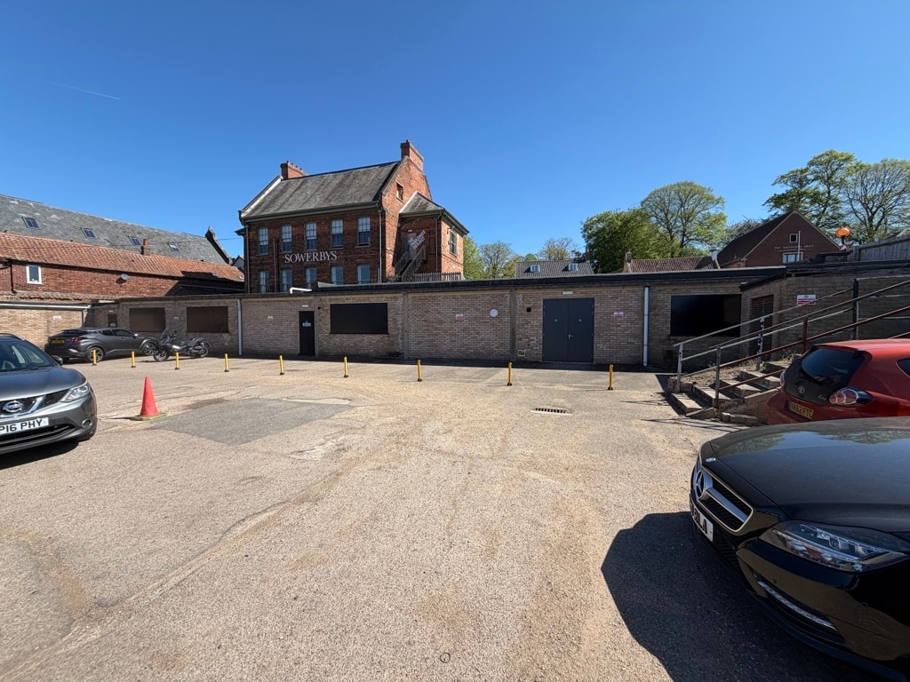 21 Oak St, Fakenham to rent Primary Photo- Image 1 of 5