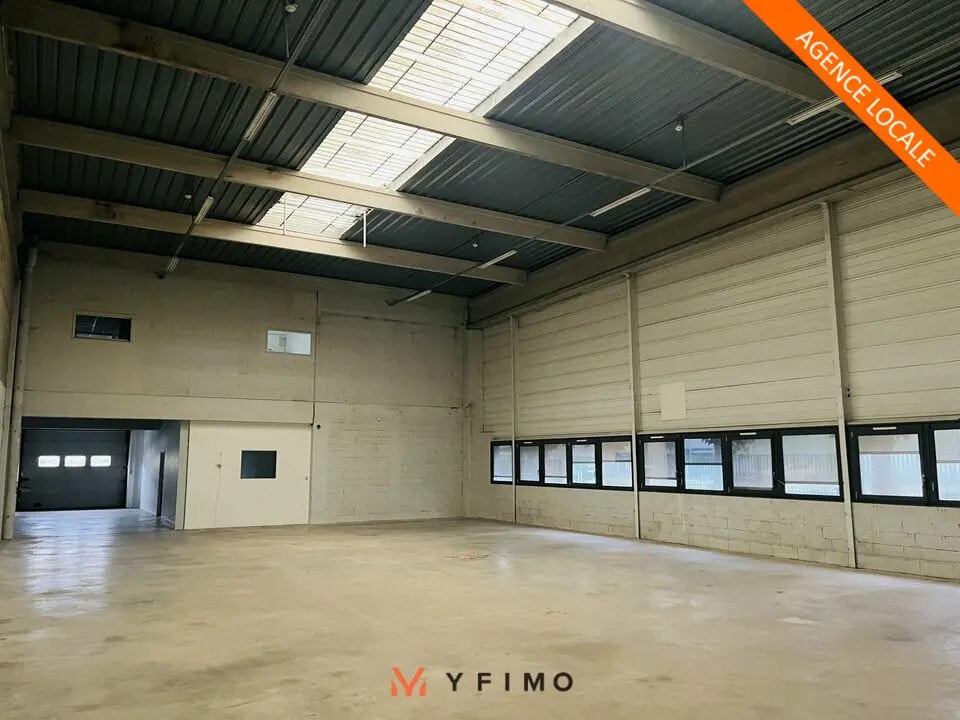Location Entrepôt 527 m² - Photo 1